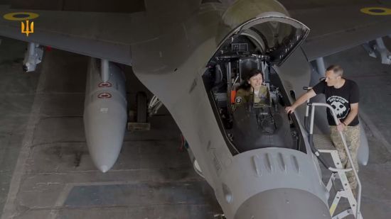 В день річниці загибелі пілота "Джуса" його мати сіла за кермо F-16
