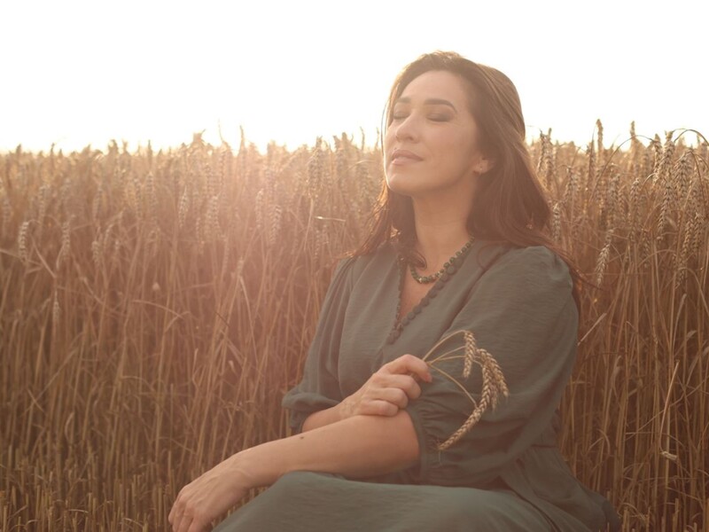 "Донька виступила продюсером". Наталка Карпа презентувала кліп на пісню "Все буде Україна", яку зняв Любомир Левицький. Відео