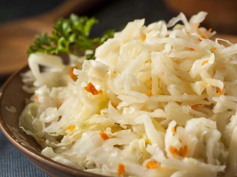 "Капуста виходить хрумка, соковита й біла". Салат із капусти, який добре зберігається до весни, закривайте поліетиленовими кришками