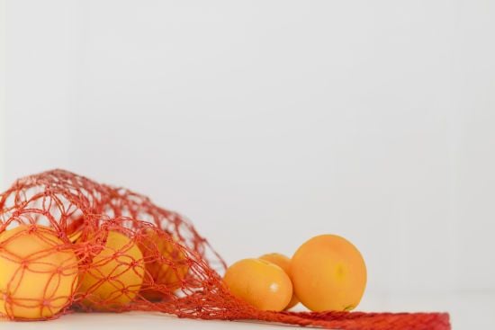 Підступний трюк: названо справжню причину, чому апельсини продаються в червоних сітках (фото)