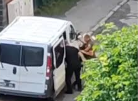 У Києві чоловіка тягнули до буса люди в формі: що кажуть у поліції (відео)