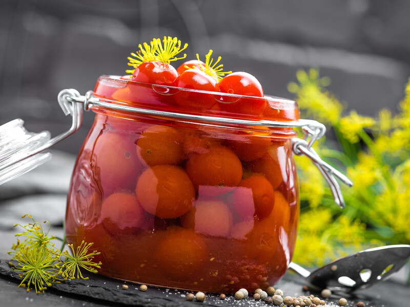 "Смак помідорів "від куми" – п'янко-солодкуватий, а їхній розсіл можна пити, як сік". Рецепт, із яким не буде клопоту