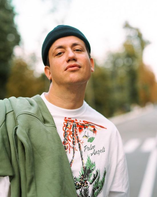 Невпізнанний Олексій Дурнєв з голим торсом та довгим волоссям показав, який вигляд мав у юності