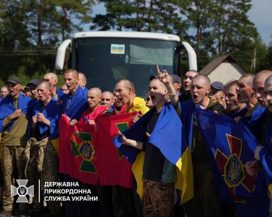 Чекали від початку війни: під час обміну полоненими додому повернулося троє прикордонників (щемливе відео)
