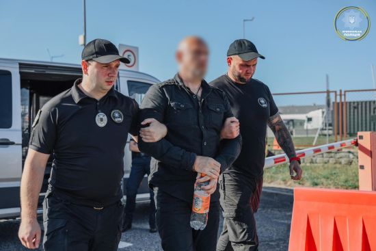 Італія видала Україні росіянина, який організував схему із викрадення автівок