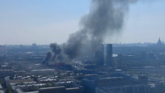 У Москві сталася потужна пожежа: полум'я гасять вертольоти та корабель (відео)