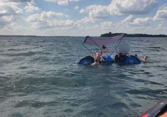 На озері Світязь пішов на дно катамаран із людьми: фото