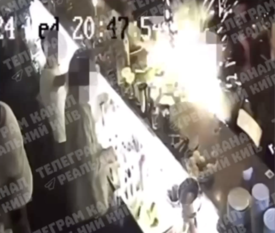 Момент вибуху гранати в кафе Києва потрапив на відео
