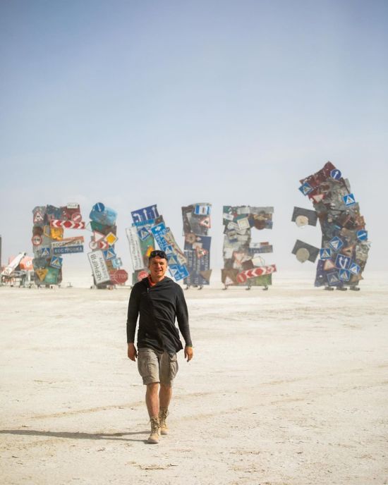 На Burning Man з'явилася інсталяція від України, повністю створена з артефактів війни
