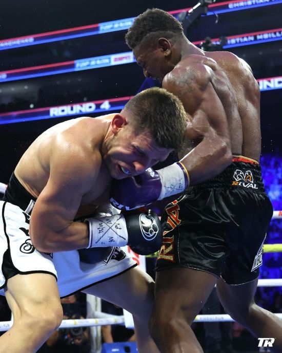 Довелося боксувати однією рукою: Дерев'янченко з травмою поступився непереможному французу (відео)