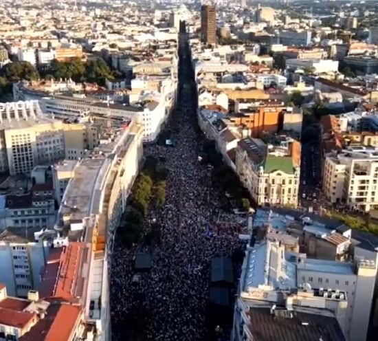 У Сербії десятки тисяч людей  вийшли на масштабну акцію протесту: у чому причина