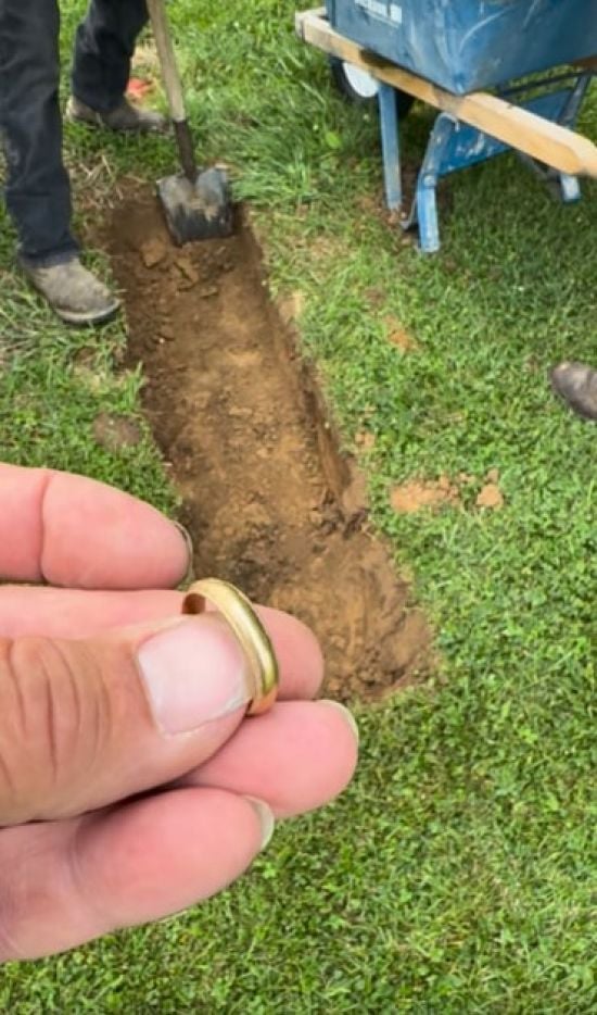 Вдова знайшла втрачену обручку чоловіка через 61 рік під час встановлення надгробного каменя