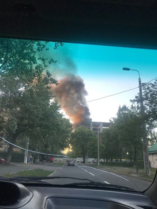 У Києві спалахнула пожежа: в небо піднімається чорний дим (відео)