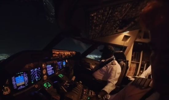 НЛО потрапили в об'єктив відеокамери пілотів Boeing 747 під час рейсу (відео)