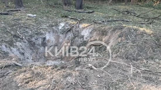 Двометрова вирва біля лісу: Росія атакувала передмістя Києвата область (фото наслідків)