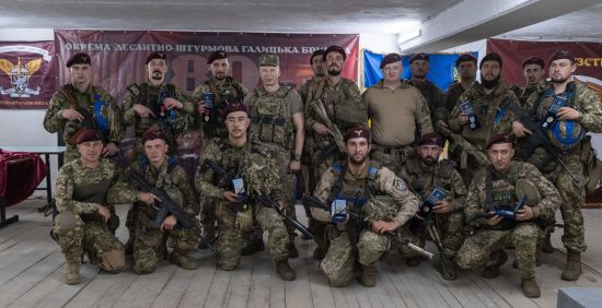 “Зберегли тисячі життів”: Сирський вручив нагороди десантникам, які воюють на Курщині