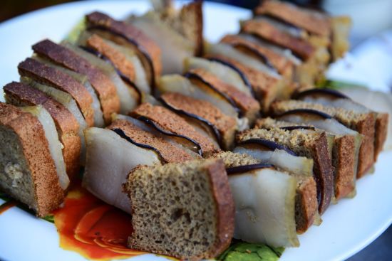 Аромат стоятиме на всю оселю: додайте інгредієнт з аптеки до українського сала під час запікання