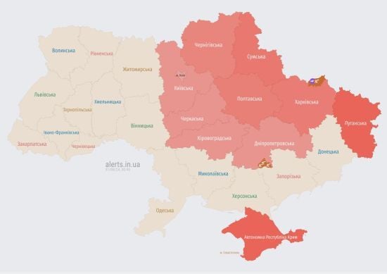 У повітрі кружляють ворожі дрони: озвучено напрямок руху