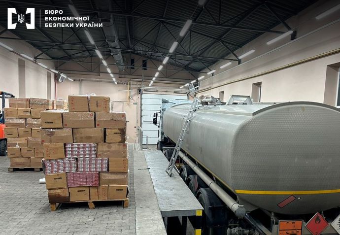 БЕБ виявило схему контрабанди сигарет у автоцистернах на десятки мільйонів БЕБ виявило схему контрабанди сигарет у автоцистернах на десятки мільйонів