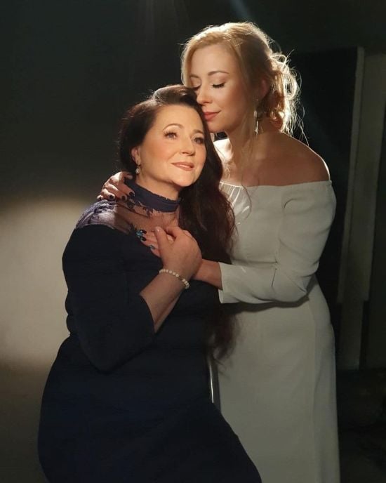 Тоня Матвієнко показала важливу нагороду, яку посмертно вручили її мамі