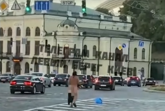 У центрі Києва помітили абсолютно голого чоловіка: з'явилося відео