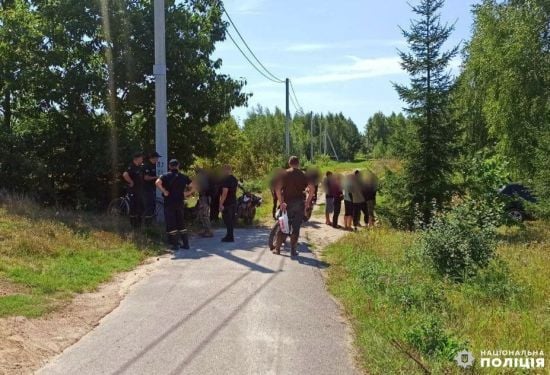 На Рівненщині розшукали жінку, яка провела ніч у лісі: фото