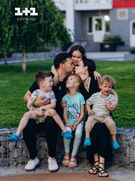 Дружина Мірошниченка зізналася, як їхні двоє дітей сприймають усиновлених брата й сестру: "Ревнують"