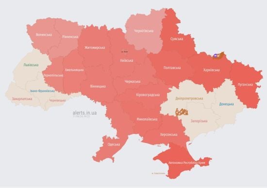 Майже всю Україну охопила повітряна тривога через ворожі дрони: подекуди чути вибухи
