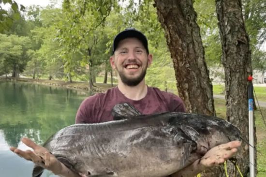 Чоловік упіймав рекордного сома на рожеву вудку трирічної доньки – фото