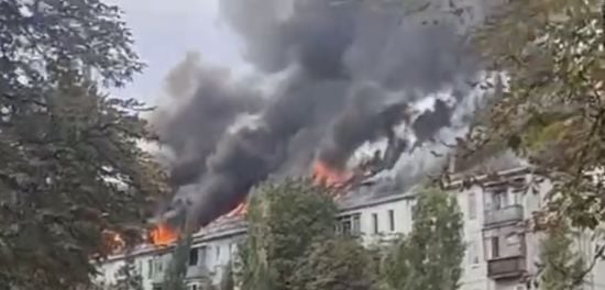 У Києві на Соломʼянці палає житловий будинок (відео)