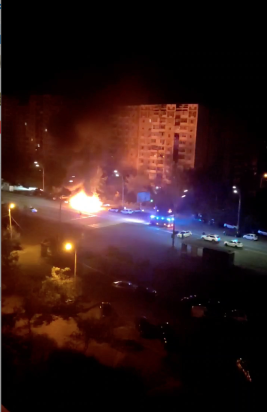 У Києві горіли кілька авто: кому вони належать (фото, відео)