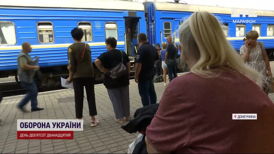 "Дуже важко, коли знаєш, що їдеш назавжди": як на Донеччині відбувається масова евакуація (фото, відео)