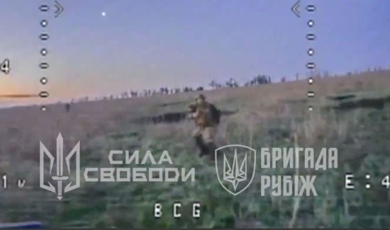 Автомат не допоміг: оператор українського дрона показав ефектну роботу по окупантах (відео)