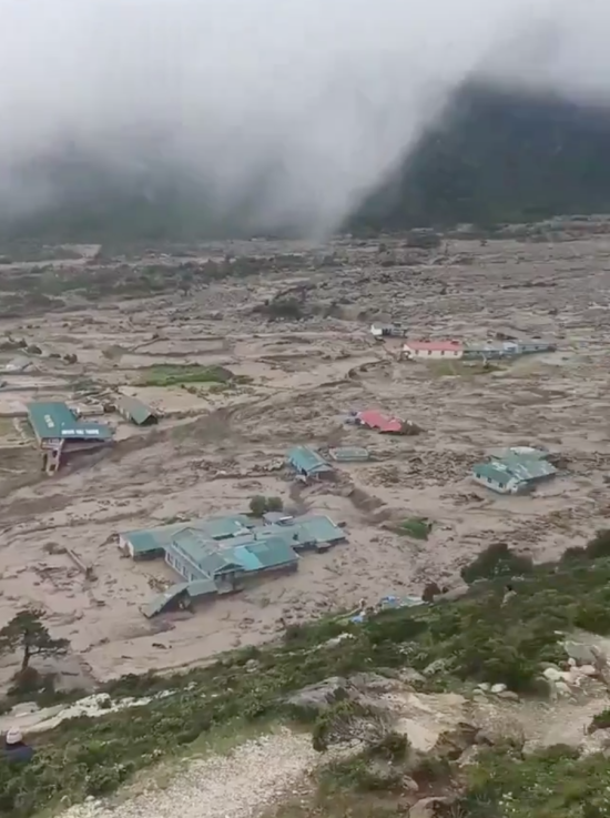Біля Евересту прорвало озеро: повінь "змила" ціле село (відео)