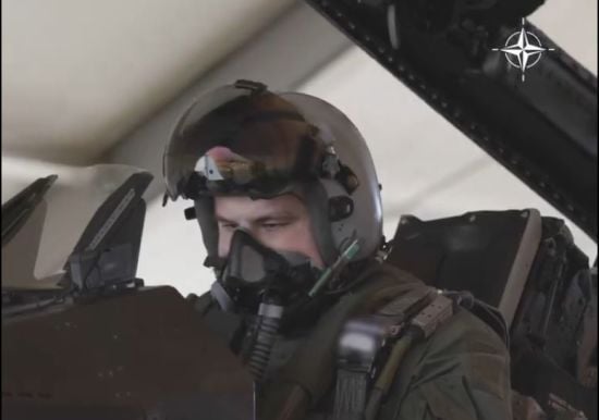 У НАТО показали тренування українських пілотів на винищувачах F-16 (відео)