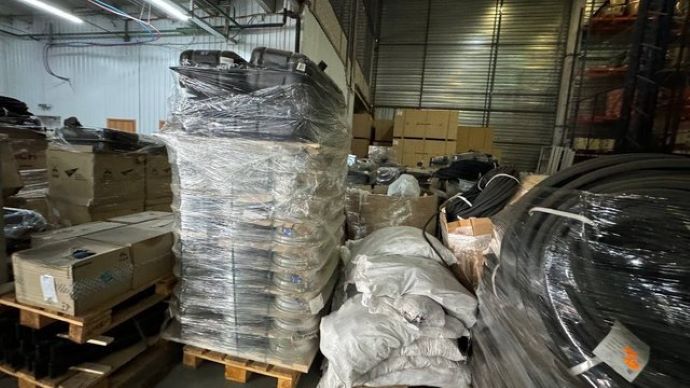 Митники передали "Азову" російські автозапчастини на на майже 6 мільйонів 