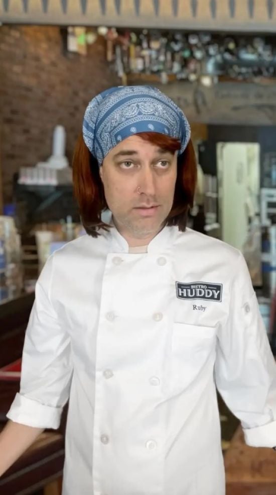 Чоловік заробляє мільйон доларів на рік у своєму ресторані, але у нього не було жодного клієнта