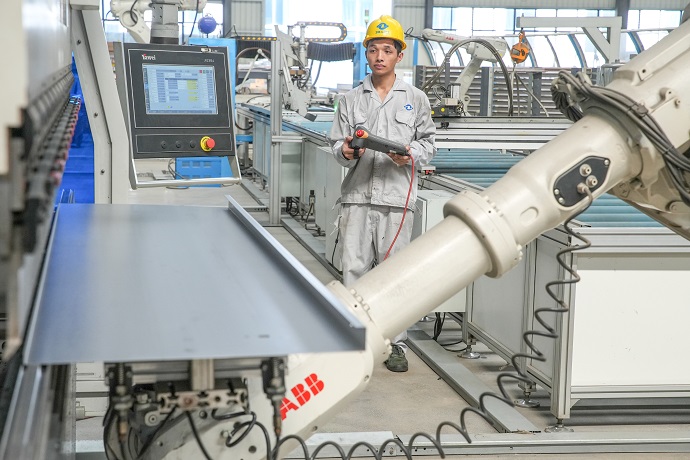 Промисловість в Китаї зростає найповільніше за останні 4 місяці: безробіття вже зросло