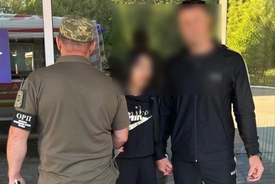 Хитрий чоловік намагався виїхати за кордон одразу з двома дружинами