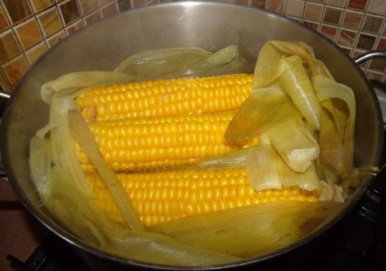 Як та скільки варити кукурудзу, що додати у воду, щоб вона була м'якою