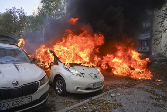 Масована повітряна атака РФ по Харкову: що відомо про жертв та що відбувається на місцях прильотів (фото)