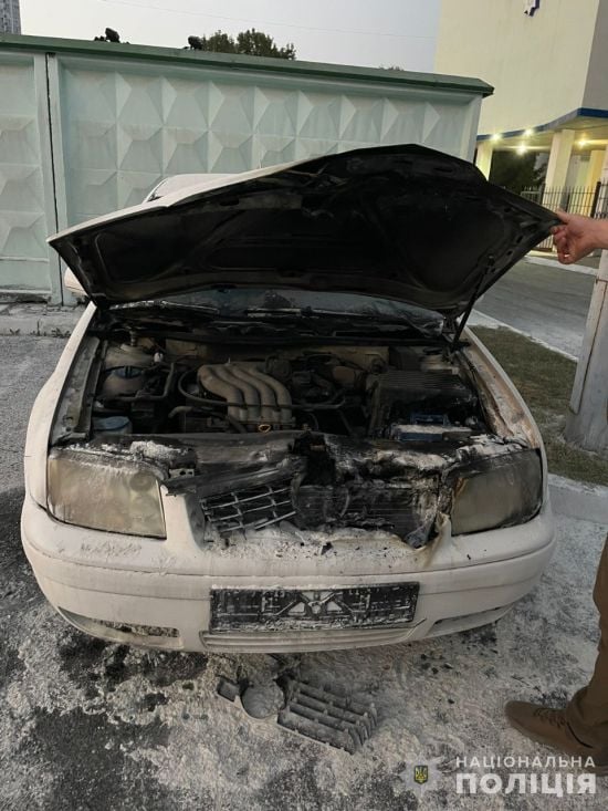У Києві чоловік погодився за 6 тисяч доларів США підпалити два автомобілі поліції: деталі, фото У Києві чоловік погодився за 6 тисяч доларів США підпалити два автомобілі поліції: деталі, фото