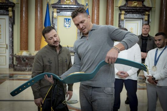 Усик подарував Зеленському чемпіонський пояс, який відібрав у Ф'юрі, та дав обіцянку (відео)