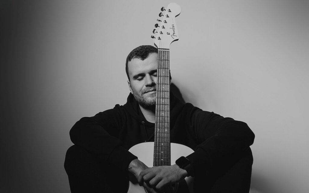 Український співак Влад Гнатовський зачарував своїх шанувальників своєю чуттєвою і приникливою піснею "Балада"