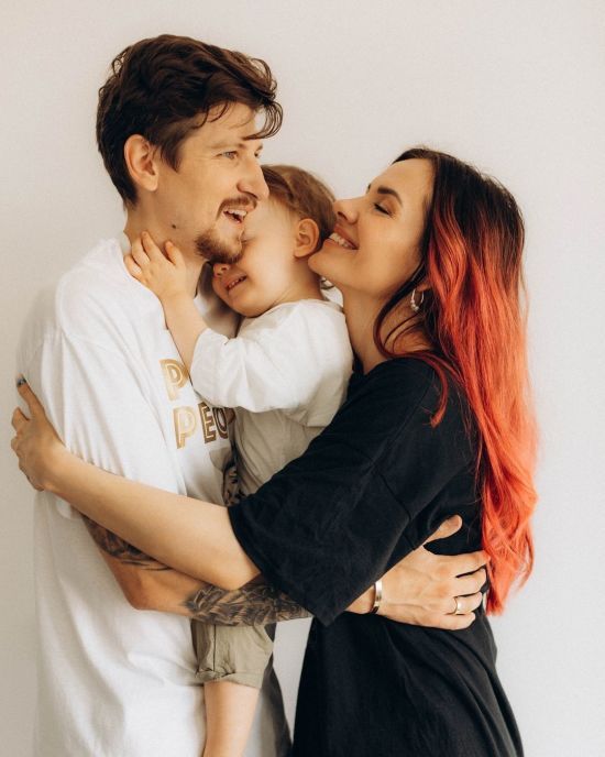 MamaRika відповіла, як її часті сварки з чоловіком вплинули на їхнього 3-річного сина: "Це травма"