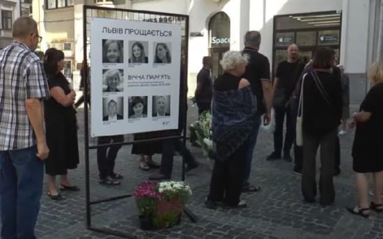 Неможливо стримати сліз: у Львові прощаються з мамою і трьома доньками, які загинули під час удару РФ (відео)