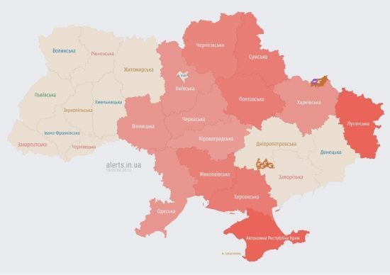 Україною кружляють ворожі дрони: військові озвучили напрямок руху