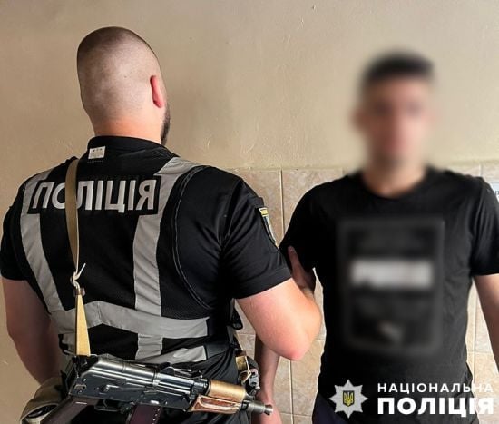 У Києві двоє хлопців пошкодили поліцейське авто: що вони зробили та що їм загрожує (фото)