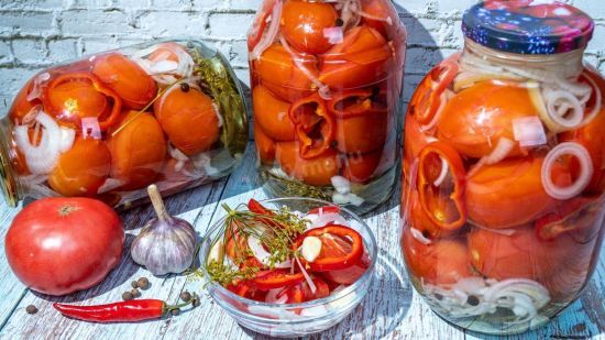 Солодкі мариновані помідори з перцем на зиму: смачний рецепт