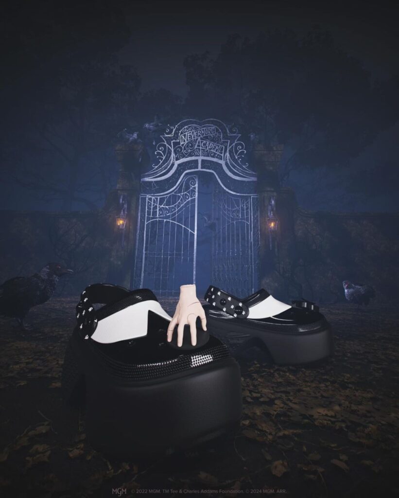 Crocs випустили готичні крокси, присвячені Венздей Crocs випустили готичні крокси, присвячені Венздей